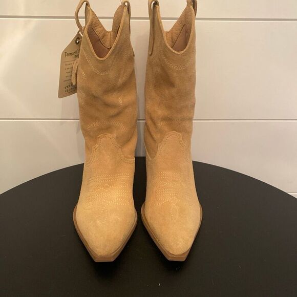 Telluride Clothing Shoes - NWT Telluride Clothing Company Women Tan Suede Western Cowboy Boots Size 6